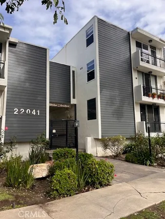 $3,349 | 22041 Costanso Street, Unit 103, Woodland Hills, CA 91364