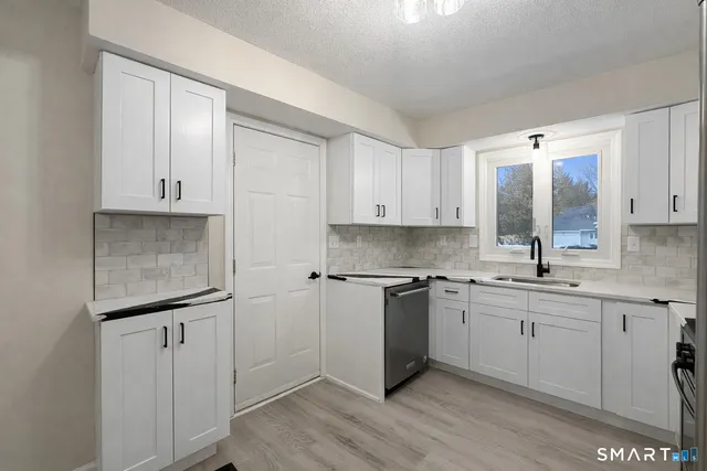 $304,500 | 9 Chasse Drive, Unit 9, East Windsor, CT 06088