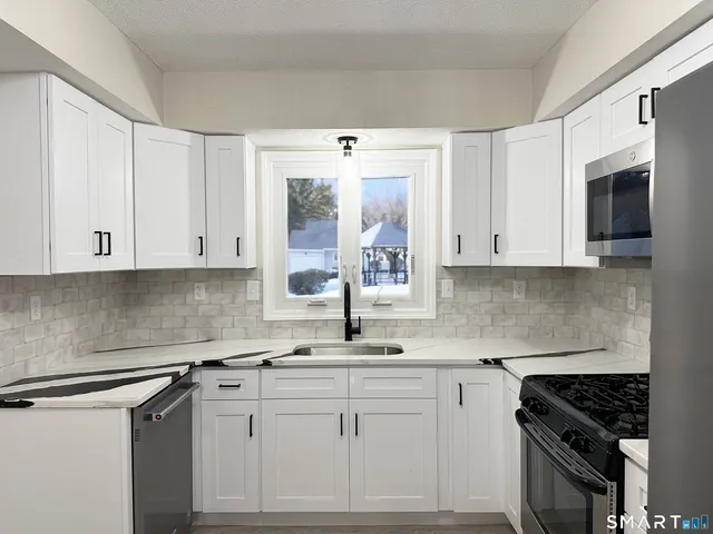 $304,500 | 9 Chasse Drive, Unit 9, East Windsor, CT 06088