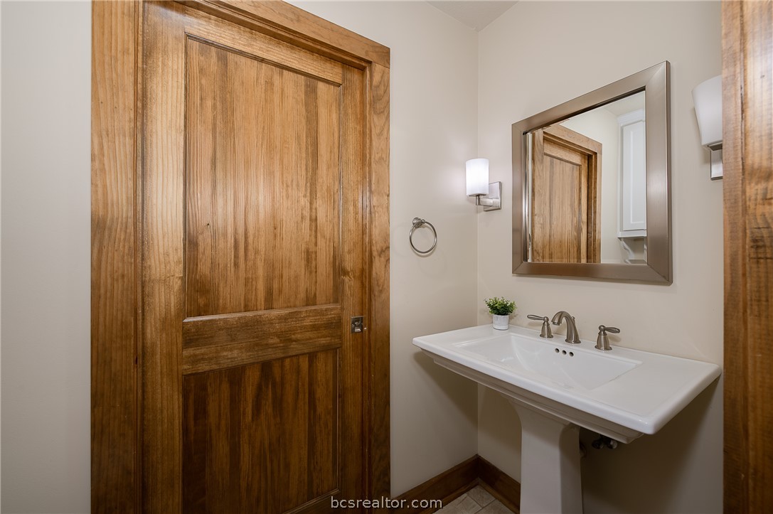 2302 Quail Run College Station, TX 77845 - Photo 21 of 49 a bathroom with a sink a mirror and a vanity