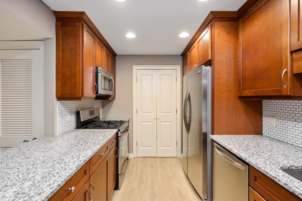 558 Emory Oaks Way Decatur, GA 30033 - Photo 6 of 23