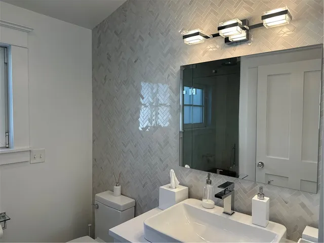 $2,800 | 76 Memorial Boulevard, Unit REAR, Newport, RI 02840