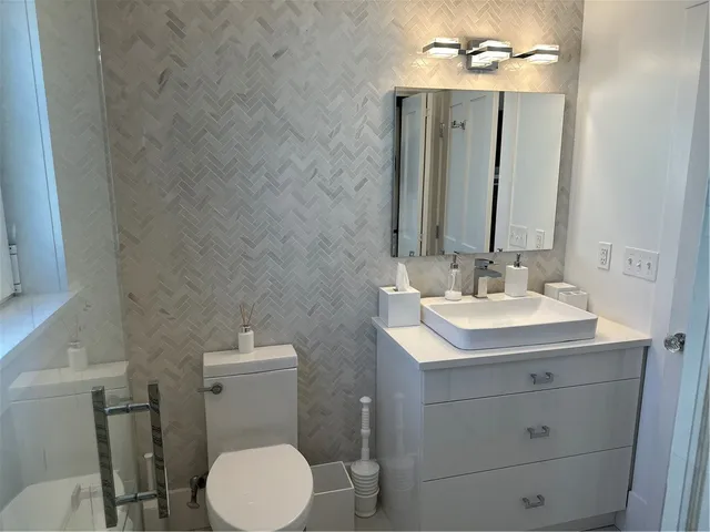 $2,800 | 76 Memorial Boulevard, Unit REAR, Newport, RI 02840