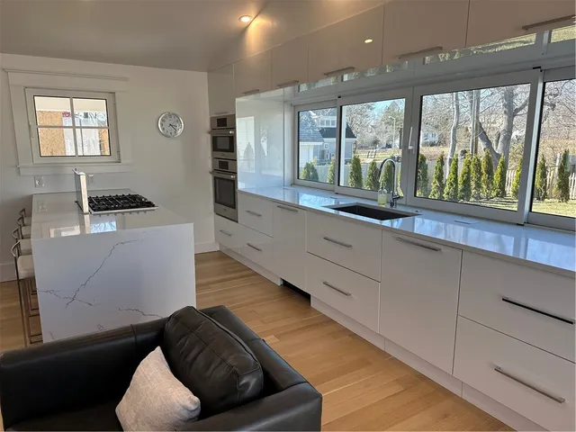 $2,800 | 76 Memorial Boulevard, Unit REAR, Newport, RI 02840