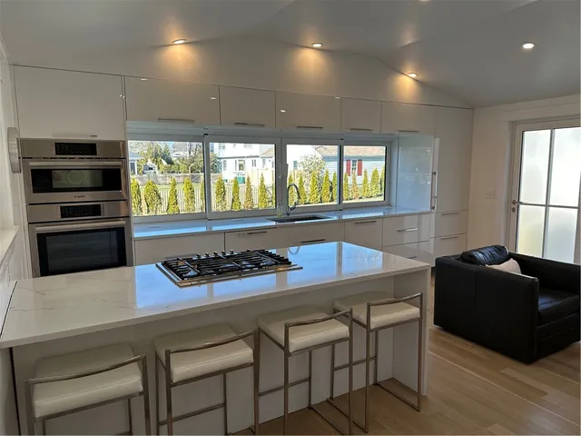 $2,800 | 76 Memorial Boulevard, Unit REAR, Newport, RI 02840