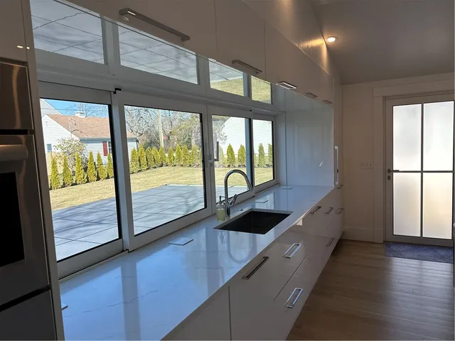 $2,800 | 76 Memorial Boulevard, Unit REAR, Newport, RI 02840