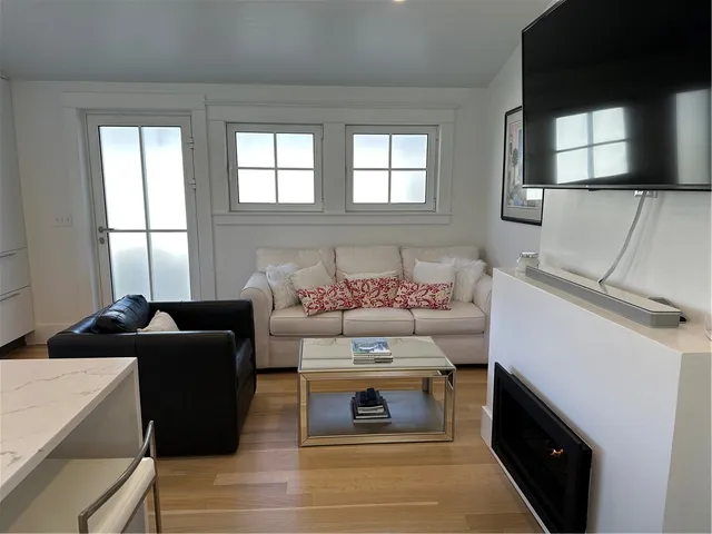 $2,800 | 76 Memorial Boulevard, Unit REAR, Newport, RI 02840