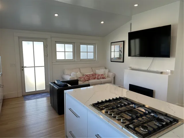 $2,800 | 76 Memorial Boulevard, Unit REAR, Newport, RI 02840