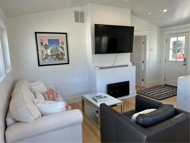 $2,800 | 76 Memorial Boulevard, Unit REAR, Newport, RI 02840