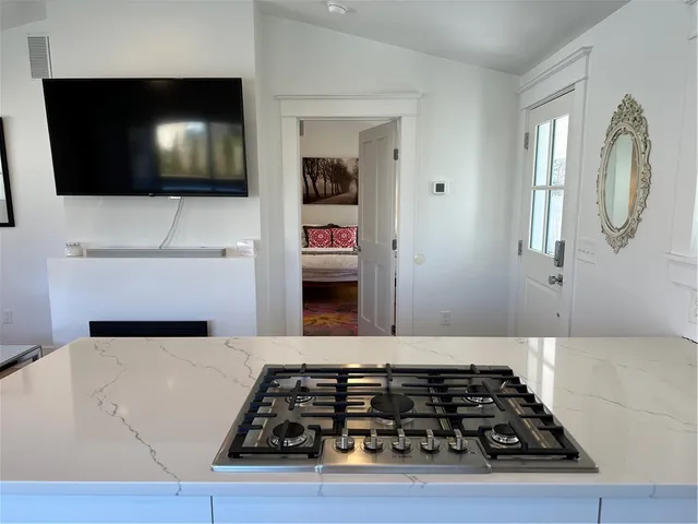 $2,800 | 76 Memorial Boulevard, Unit REAR, Newport, RI 02840