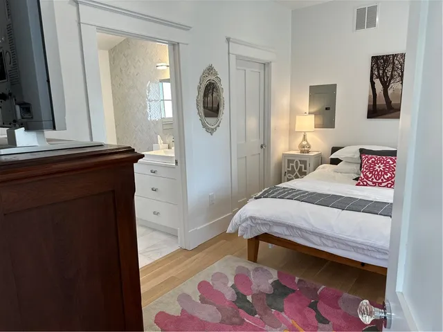 $2,800 | 76 Memorial Boulevard, Unit REAR, Newport, RI 02840