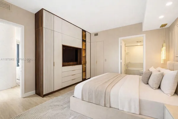 $6,950 | 45 Southwest 9th Street, Unit 2303, Miami, FL 33130