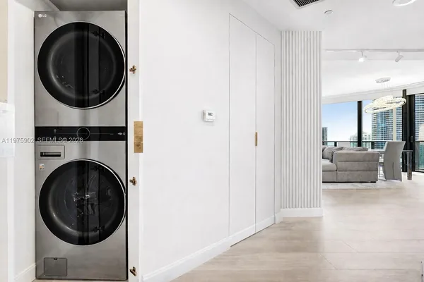 $6,950 | 45 Southwest 9th Street, Unit 2303, Miami, FL 33130