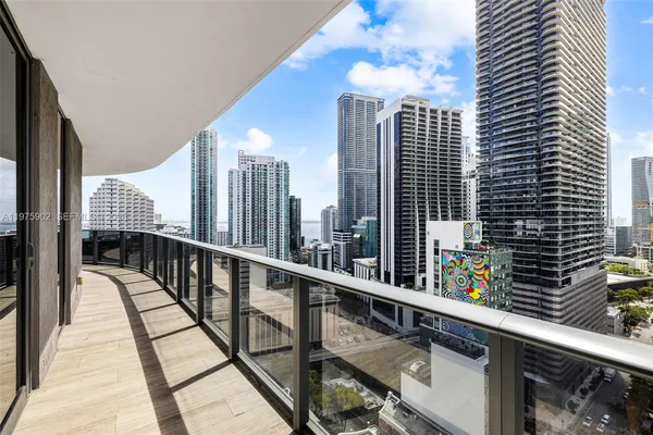 $6,950 | 45 Southwest 9th Street, Unit 2303, Miami, FL 33130
