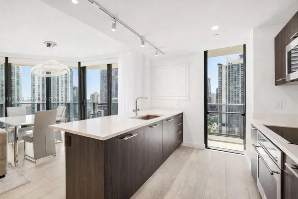 $6,950 | 45 Southwest 9th Street, Unit 2303, Miami, FL 33130