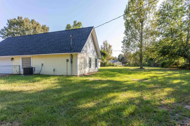 a view of a house with backyard