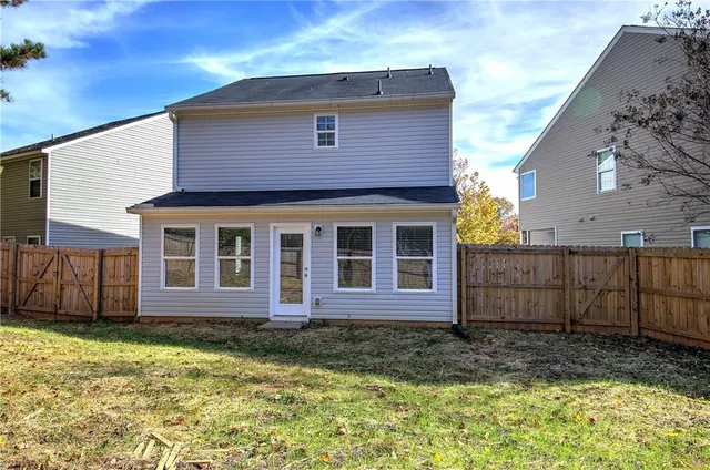 a view of a house with a yard