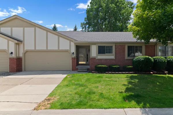 $245,000 | 18600 Valleybrook Lane, Clinton Township, MI 48038