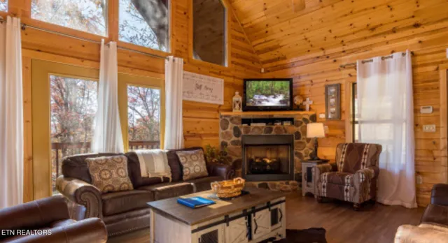 $899,900 | 2440 Breezy Road, Sevierville, TN 37876