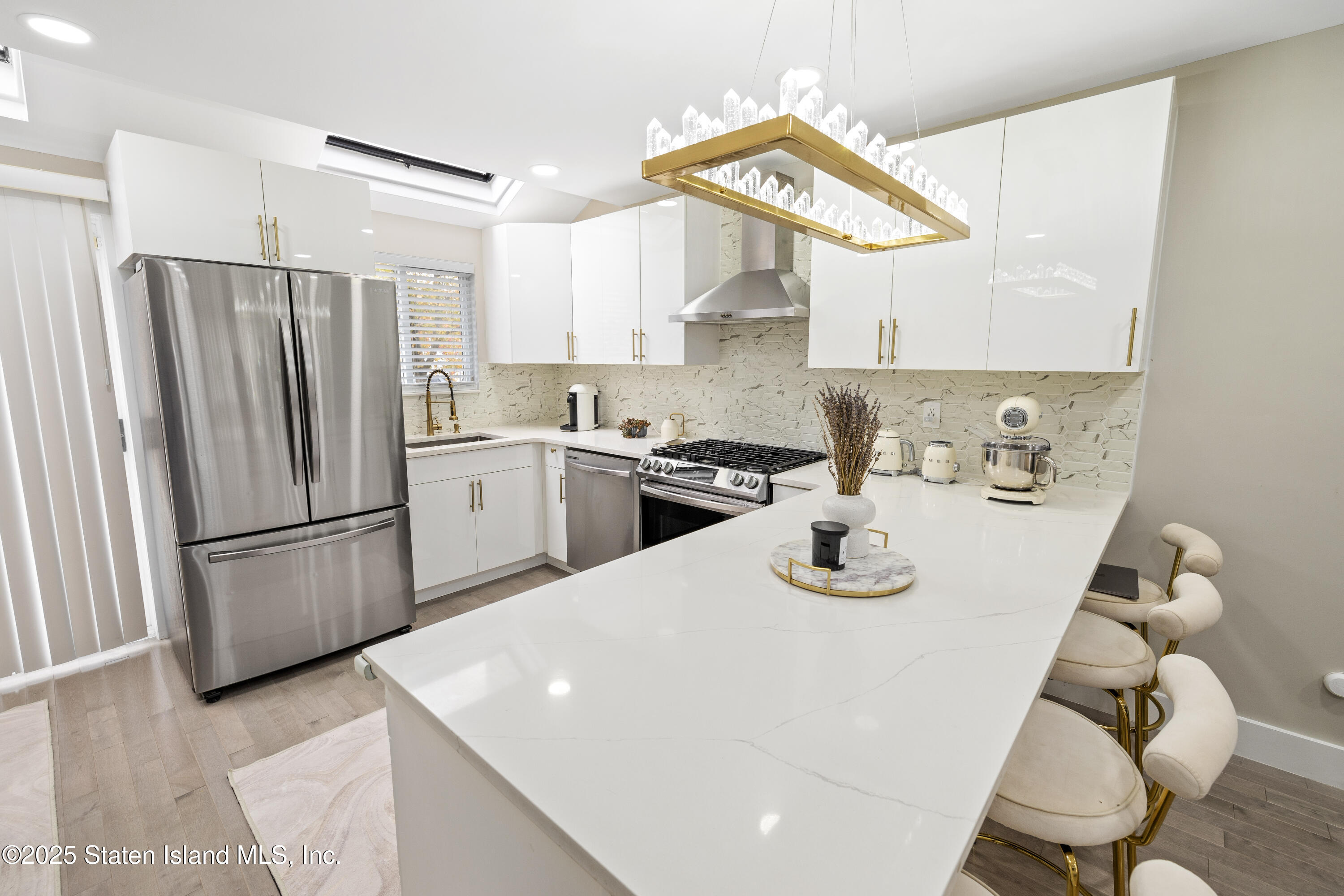 38 Deborah Loop Staten Island, NY 10312 - Photo 3 of 16 2Z3A7755