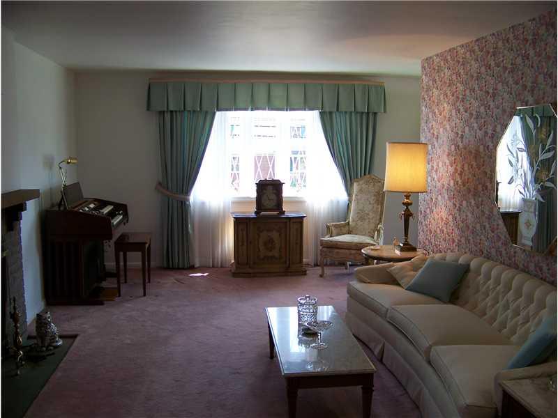 929 Rosalind Road Pittsburgh, PA 15237 - Photo 8 of 13 Family Room. Another view of the large living room.