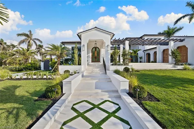 $9,850,000 | 330 Hawser Lane, Naples, FL 34102