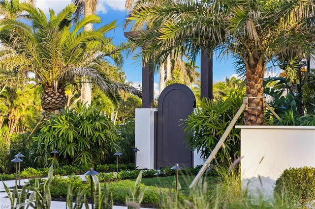 $9,850,000 | 330 Hawser Lane, Naples, FL 34102