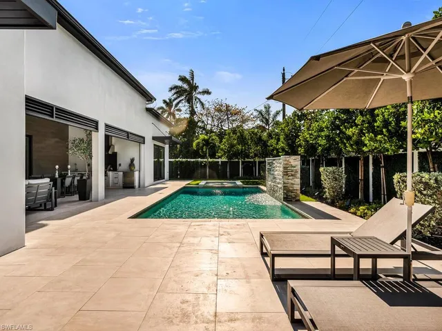 a view of back yard of the house