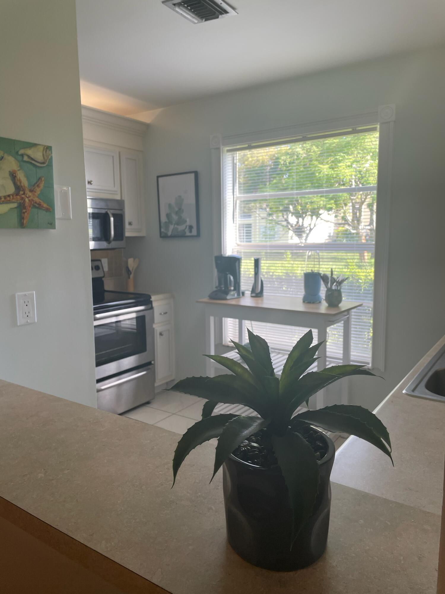 717 Highway 1, Unit 911 Jupiter, FL 33477 - Photo 2 of 32 Kitchen