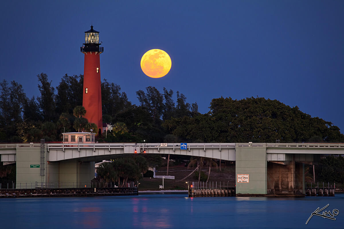 717 Highway 1, Unit 911 Jupiter, FL 33477 - Photo 32 of 32 Full moon lighthouse