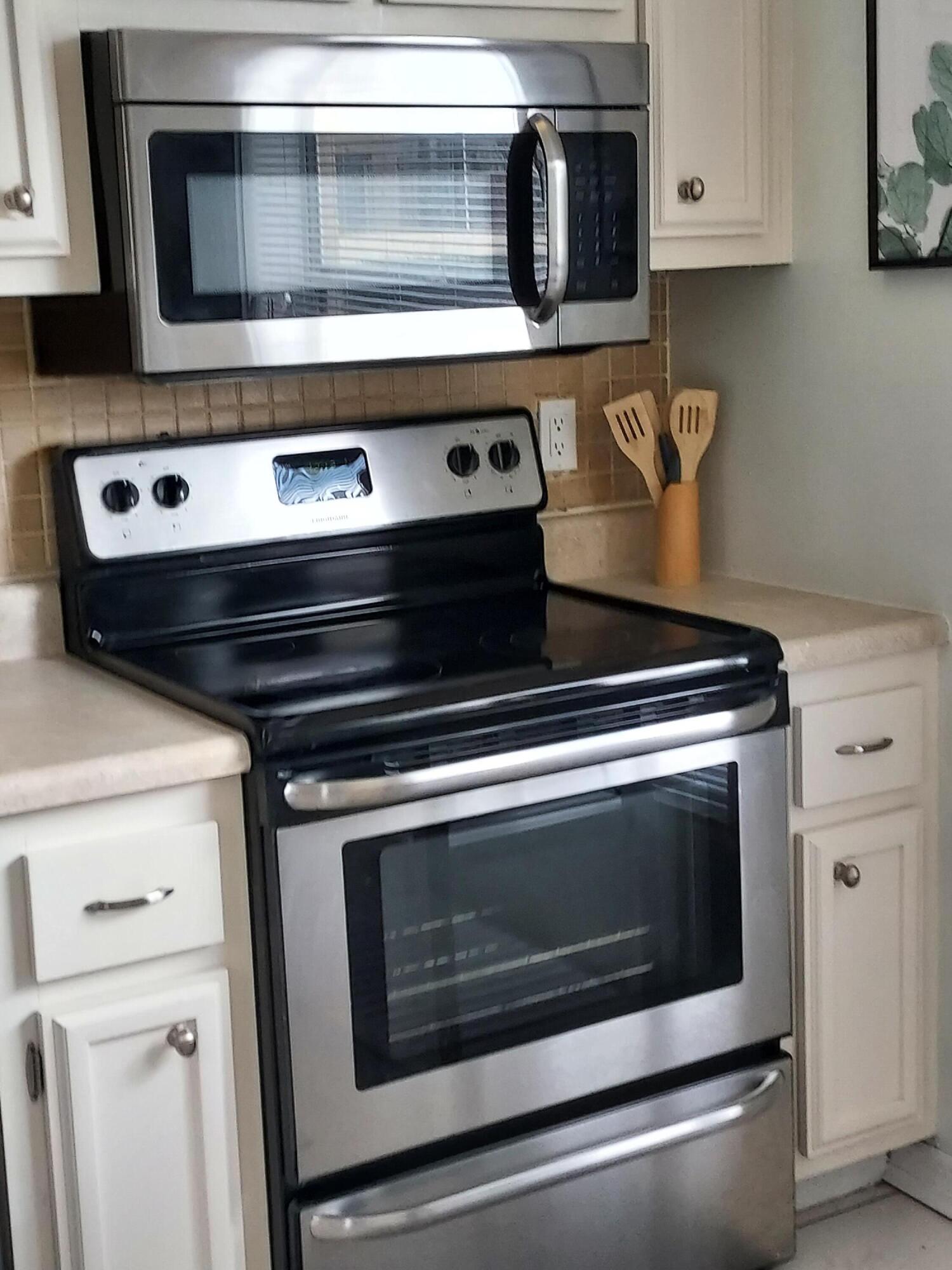 717 Highway 1, Unit 911 Jupiter, FL 33477 - Photo 4 of 32 911 kitchen