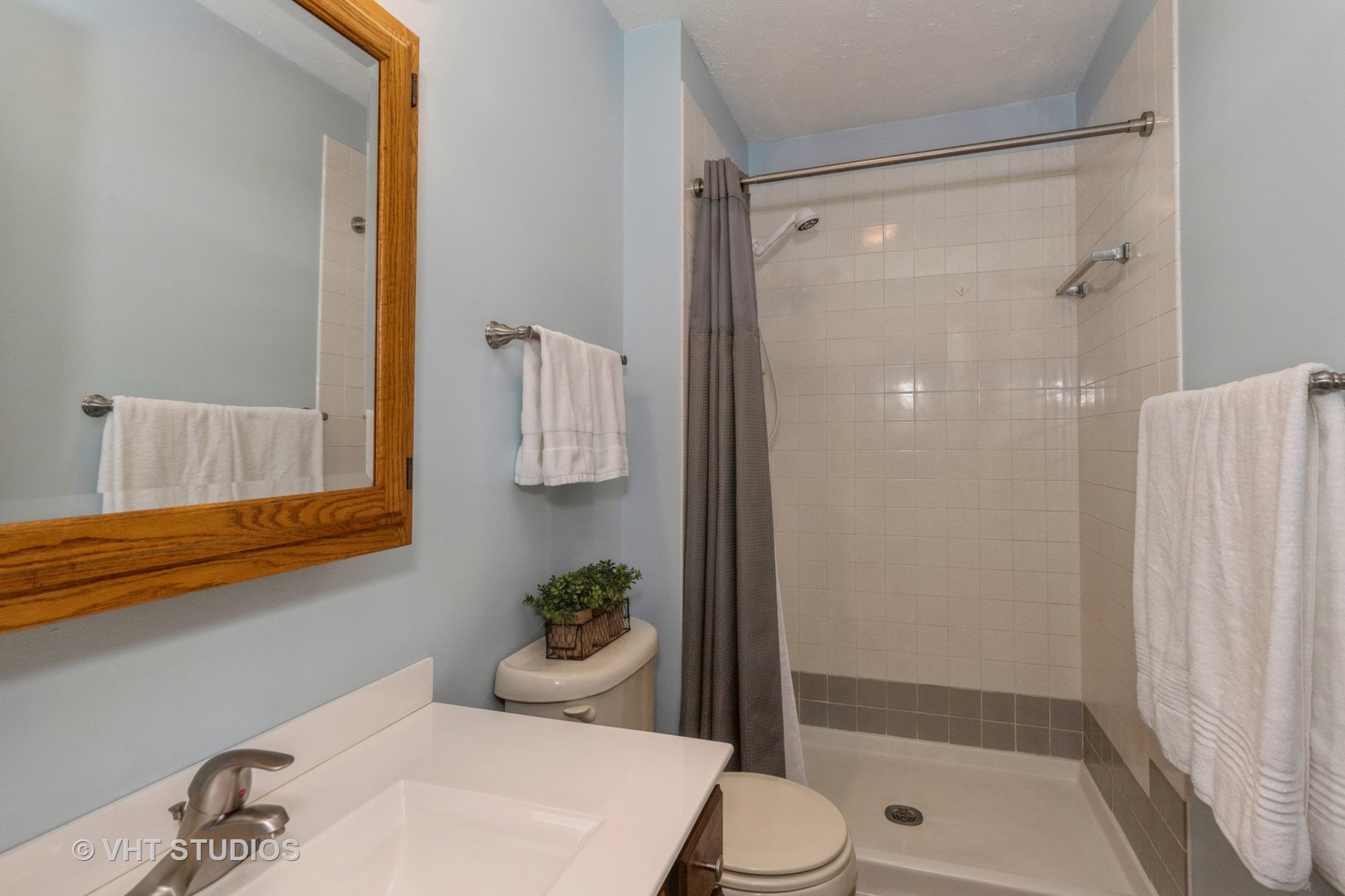 2351 Federal Circle Lindenhurst, IL 60046 - Photo 14 of 26 a bathroom with a shower and a toilet