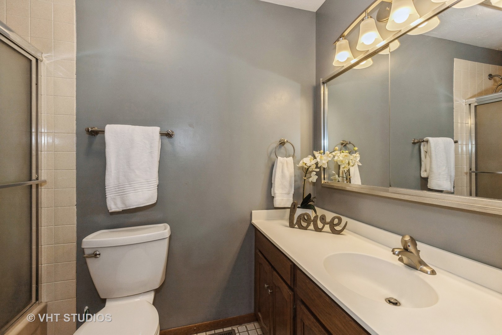 2351 Federal Circle Lindenhurst, IL 60046 - Photo 17 of 26 a bathroom with a toilet sink and mirror