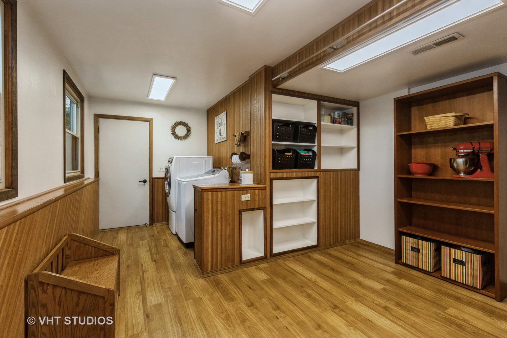 2351 Federal Circle Lindenhurst, IL 60046 - Photo 19 of 26 a view of a kitchen with furniture and wooden floor