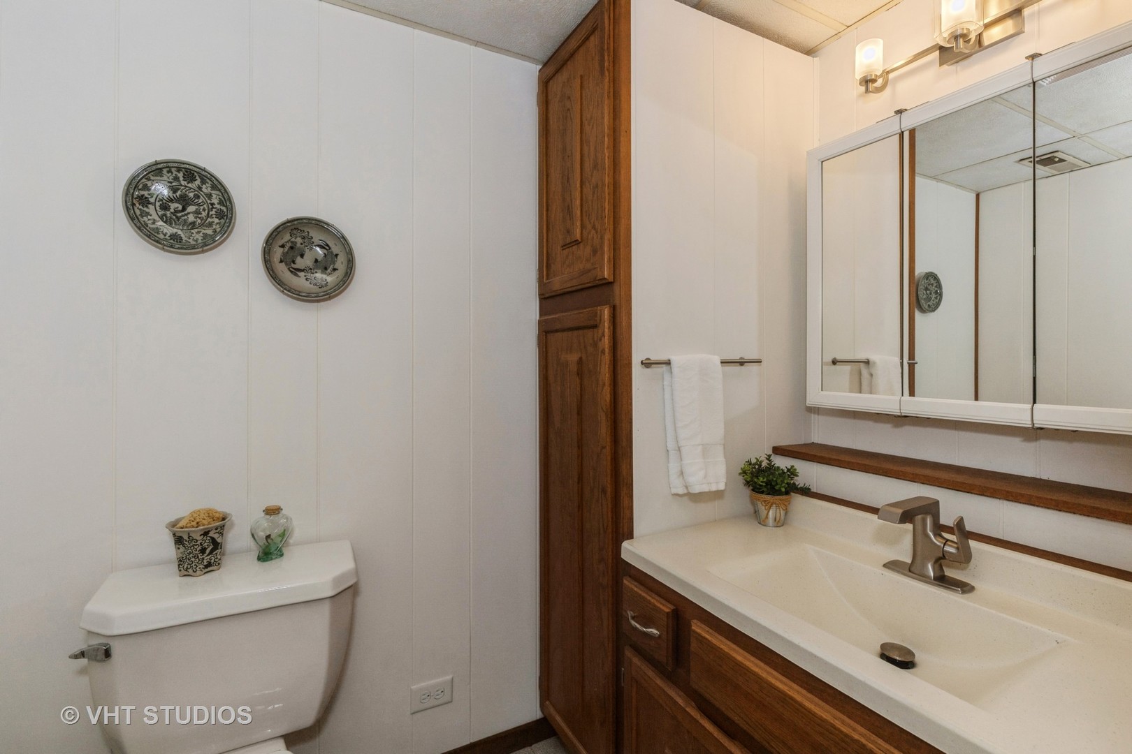 2351 Federal Circle Lindenhurst, IL 60046 - Photo 20 of 26 a bathroom with a sink and a mirror