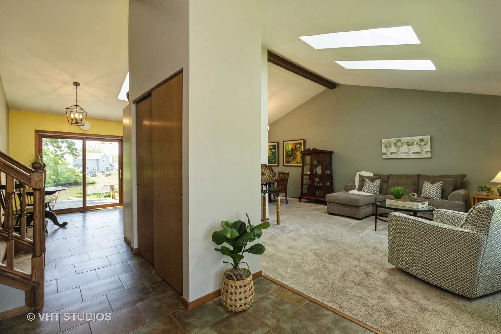 2351 Federal Circle Lindenhurst, IL 60046 - Photo 5 of 26 a living room with furniture and a potted plant