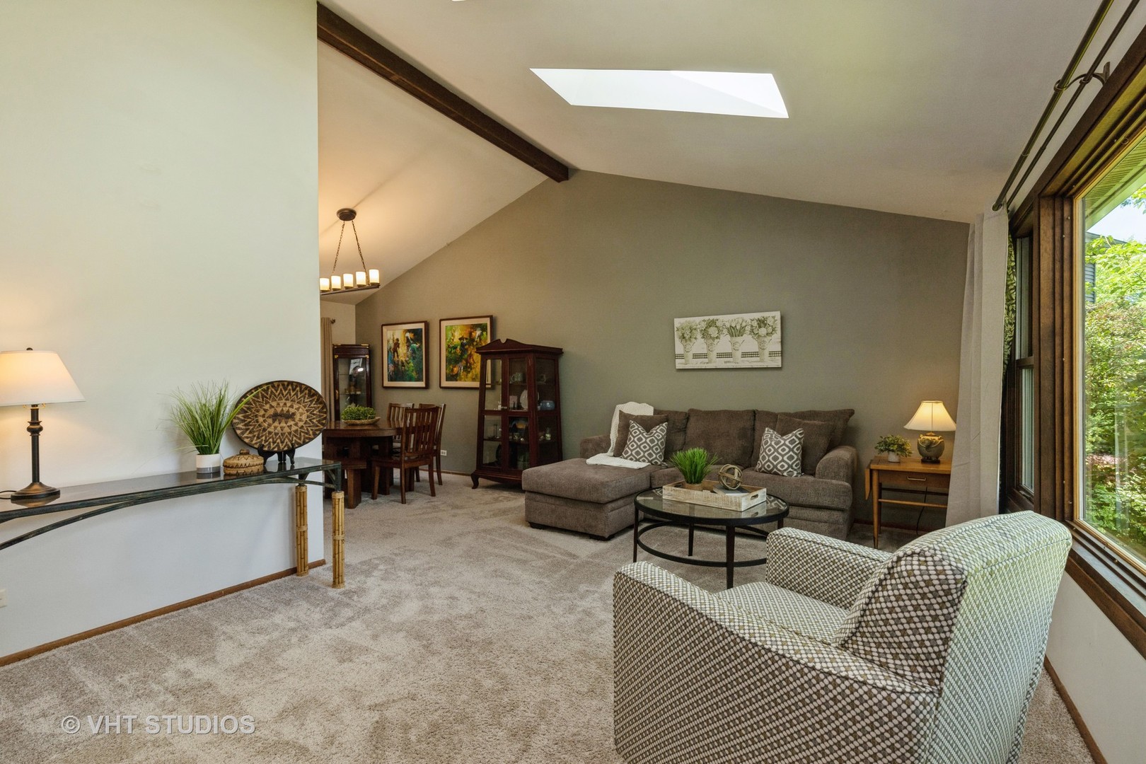 2351 Federal Circle Lindenhurst, IL 60046 - Photo 6 of 26 a living room with furniture