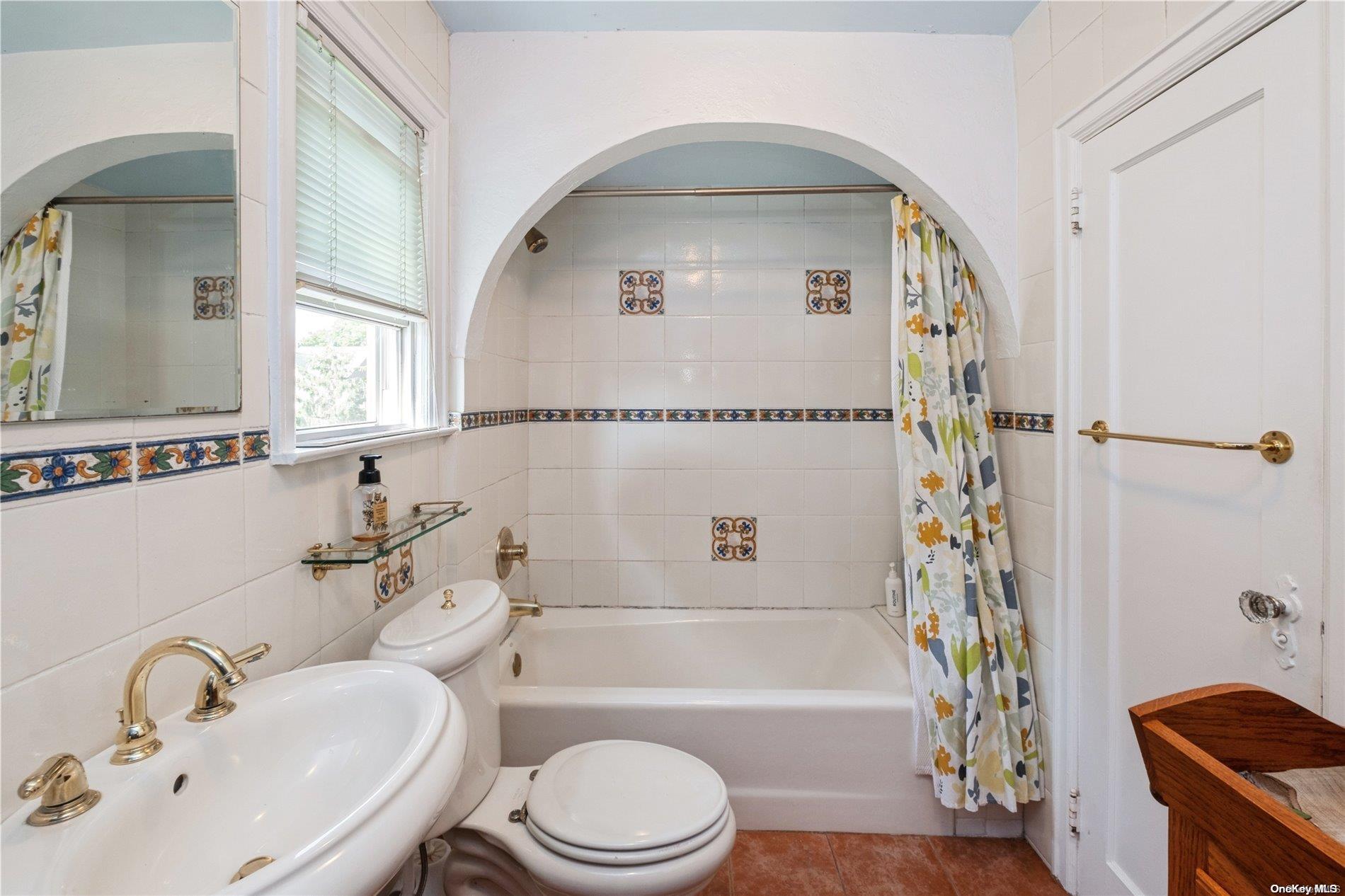 86-01 253rd Street Queens, NY 11426 - Photo 23 of 36 Full Bathroom