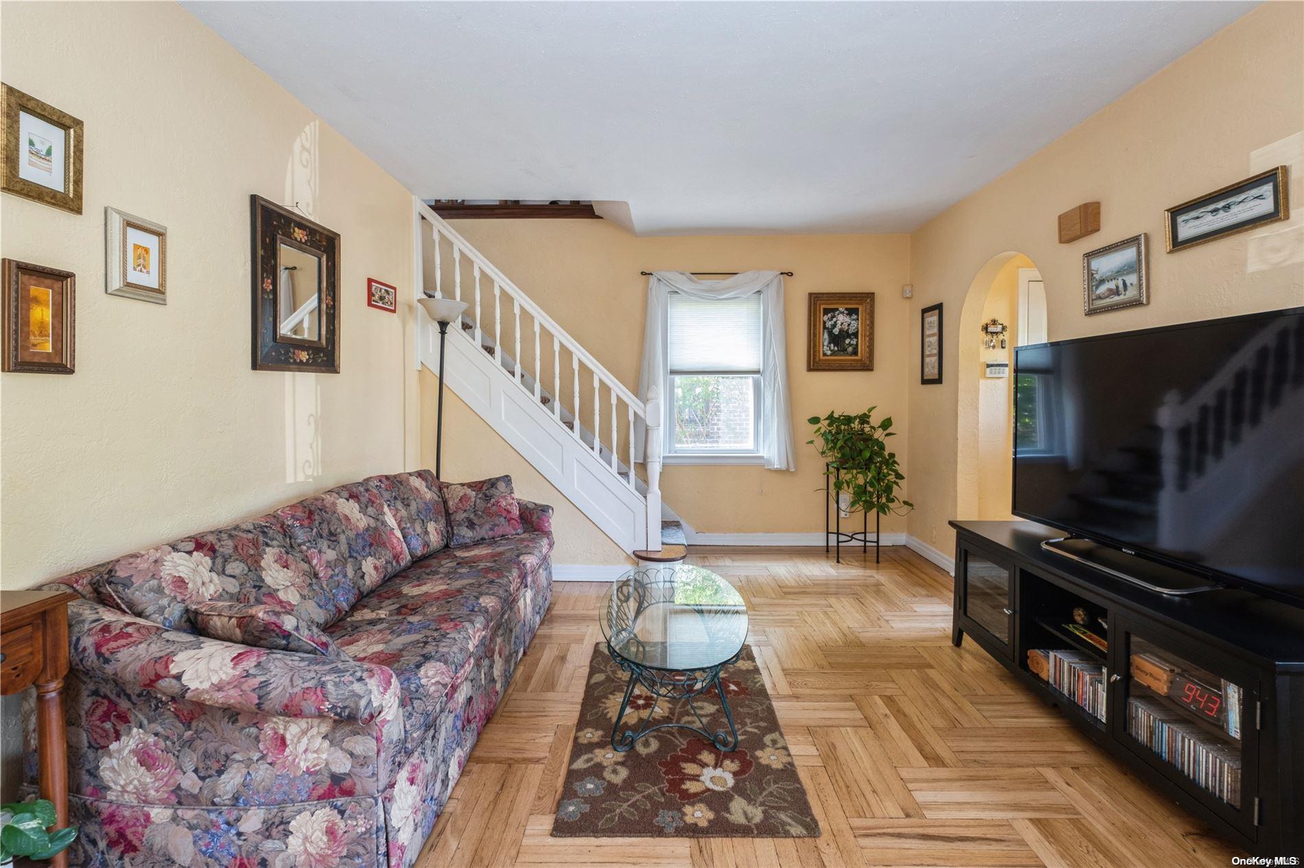 86-01 253rd Street Queens, NY 11426 - Photo 9 of 36 Living Room
