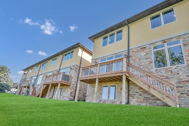 $679,000 | 70 Prairie Court, Wheeling, IL 60090