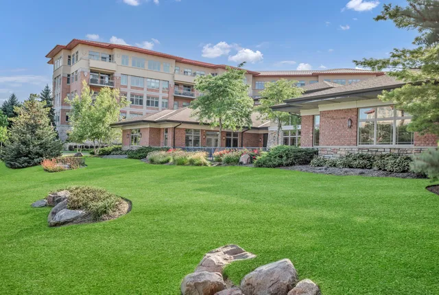 $679,000 | 70 Prairie Court, Wheeling, IL 60090