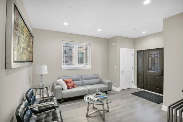 $679,000 | 70 Prairie Court, Wheeling, IL 60090