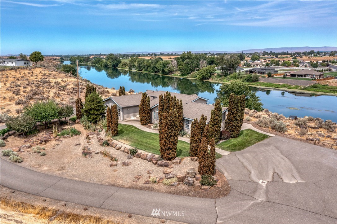 175118 West Byron Road Prosser, WA 99350 - Photo 1 of 36 a view of a city and ocean view