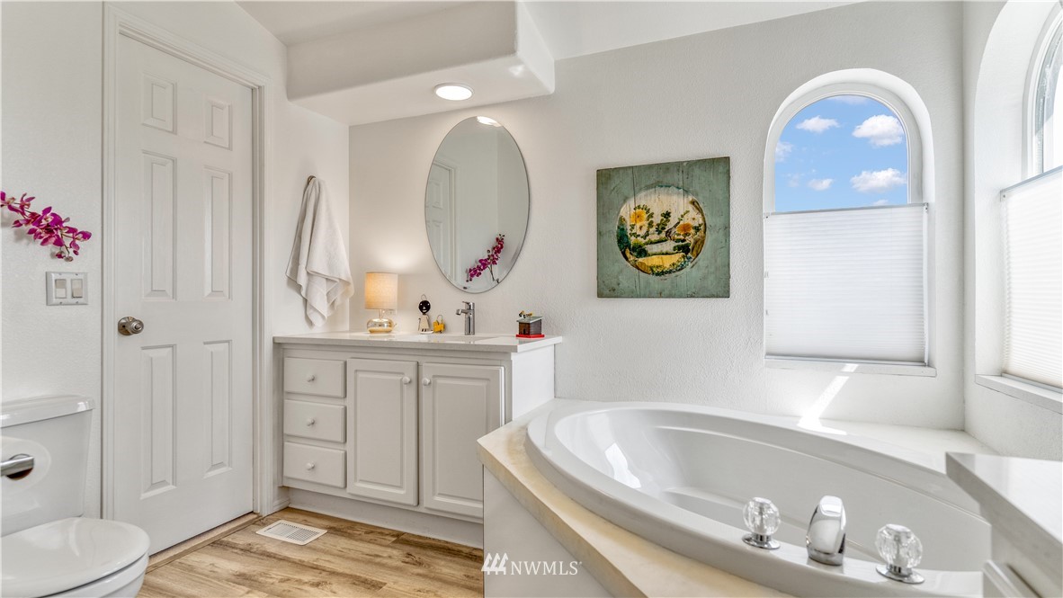175118 West Byron Road Prosser, WA 99350 - Photo 17 of 36 a bathroom with a tub sink and mirror