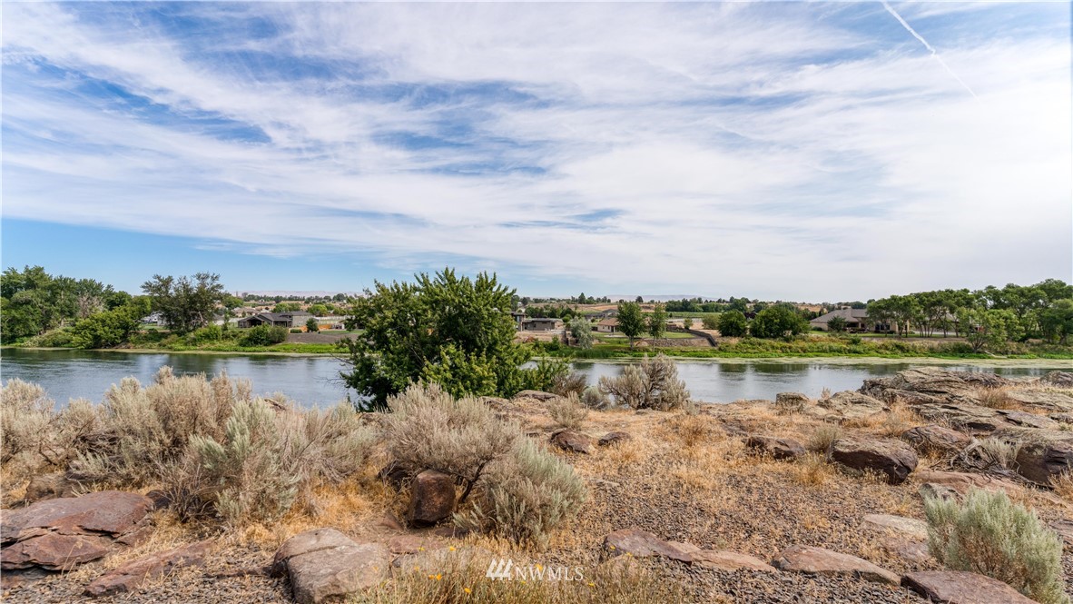 175118 West Byron Road Prosser, WA 99350 - Photo 26 of 36 a view of lake