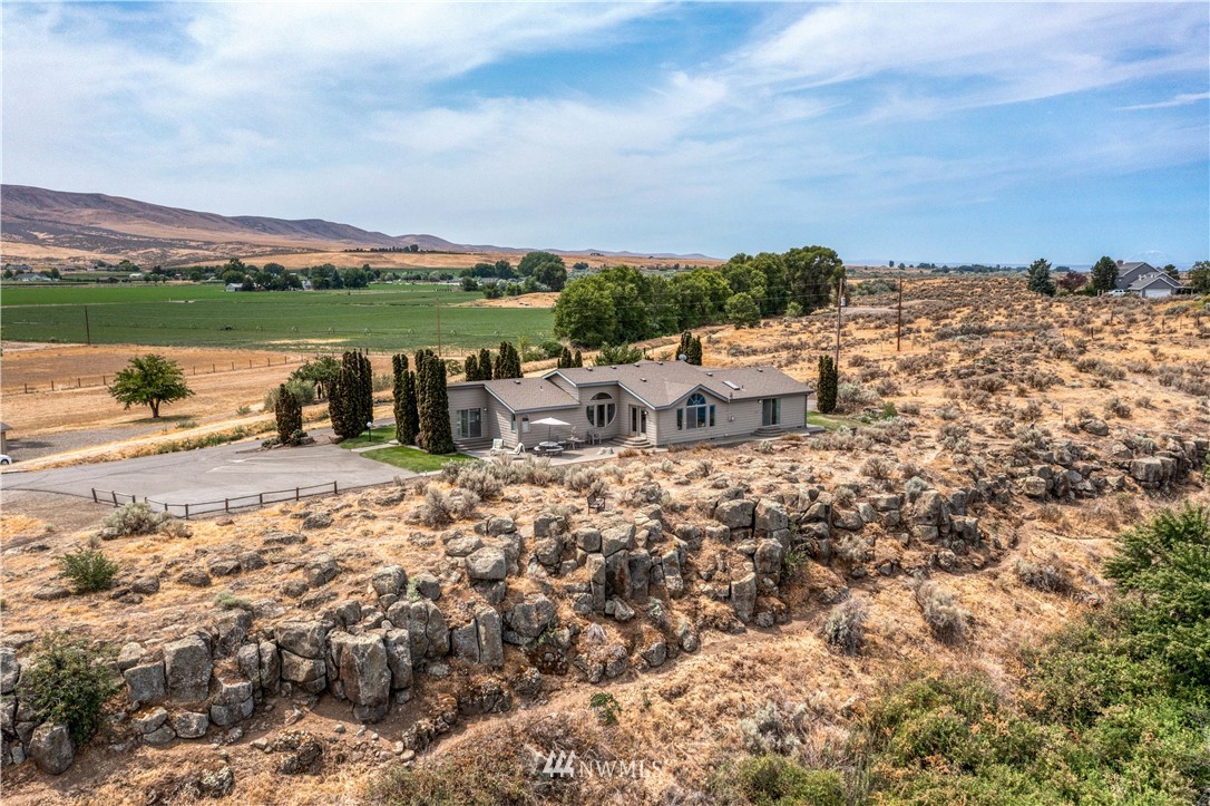 175118 West Byron Road Prosser, WA 99350 - Photo 27 of 36 a view of a terrace with a garden