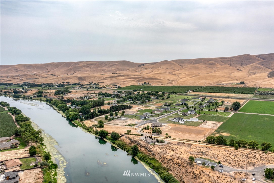 175118 West Byron Road Prosser, WA 99350 - Photo 29 of 36 a view of a city with mountains in the background