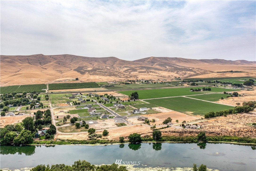 175118 West Byron Road Prosser, WA 99350 - Photo 30 of 36 an aerial view of a house with a garden