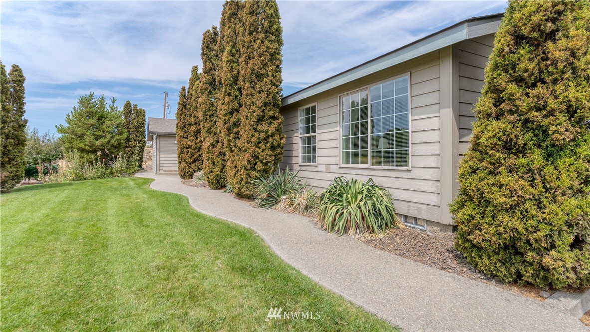 175118 West Byron Road Prosser, WA 99350 - Photo 3 of 36 a front view of a house with garden