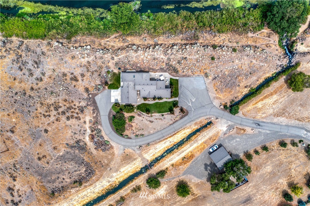 175118 West Byron Road Prosser, WA 99350 - Photo 31 of 36 an aerial view of residential houses with outdoor space